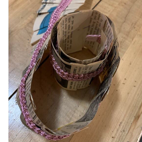 Paper Ruffle Roll Junk Journal Belly Band Embellishment - 1950s - Picture 2 of 4